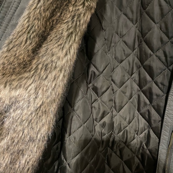 Hollister Faux Fur-Lined Parka in olive green- Womens size Small - Picture 4 of 8